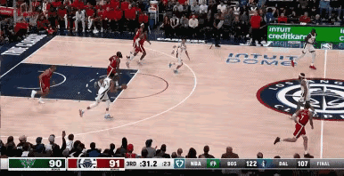 雄鹿外线火力全开,击败对手 雄鹿外线火力全开,击败对手