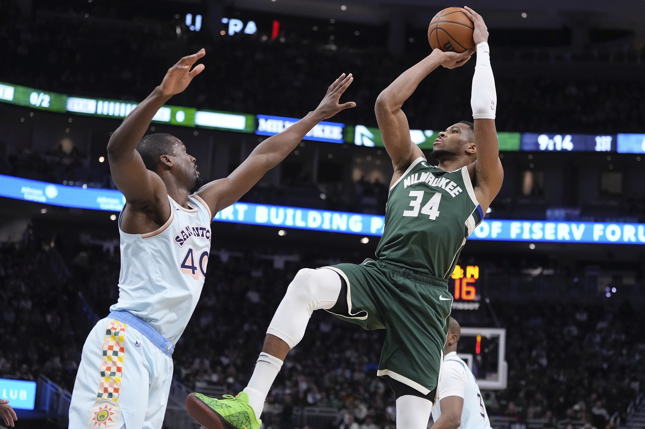 雄鹿外线火力全开,击败对手 雄鹿外线火力全开,击败对手