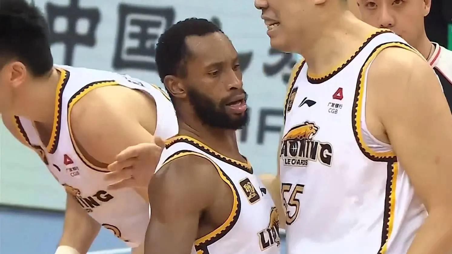 青岛队惨遭逆转,失去比赛控制 青岛队惨遭逆转,失去比赛控制