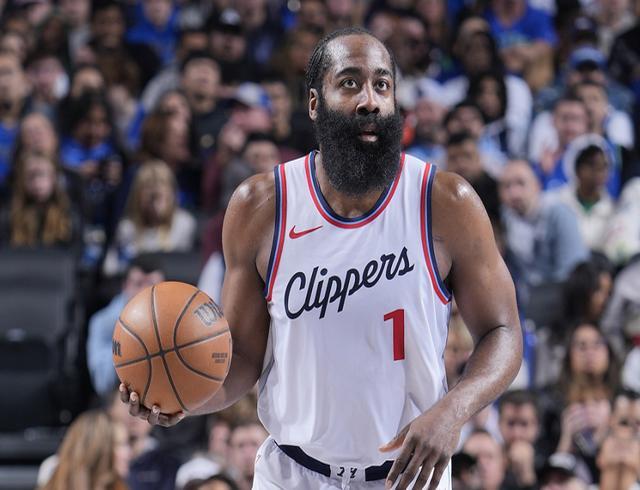 篮球明星在关键时刻挺身而出 篮球明星在关键时刻挺身而出