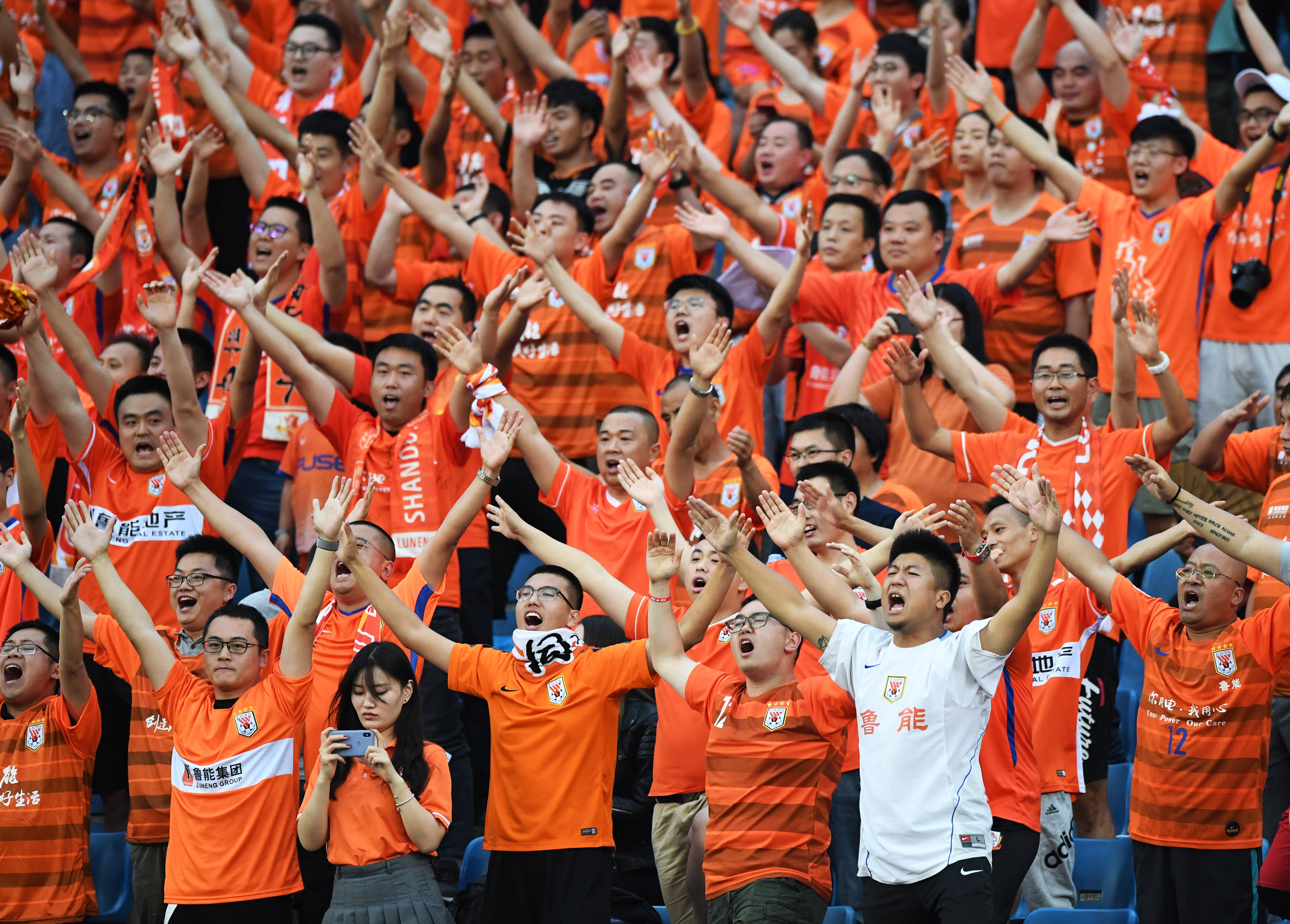 精彩赛事极具观赏性,球迷热情高涨 精彩赛事极具观赏性,球迷热情高涨