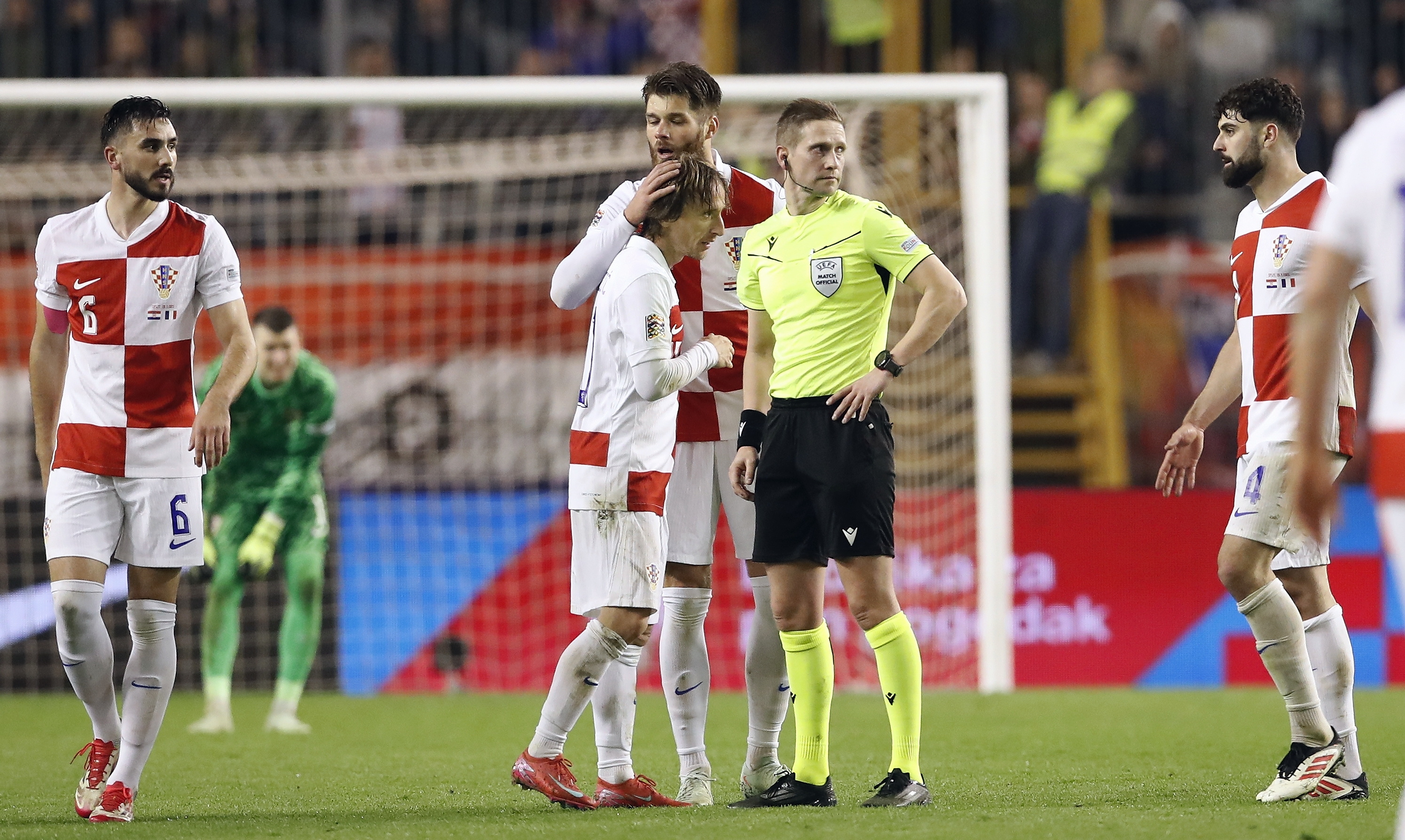 包含克罗地亚憾负克罗地亚，欧预赛排名跌至第四的词条