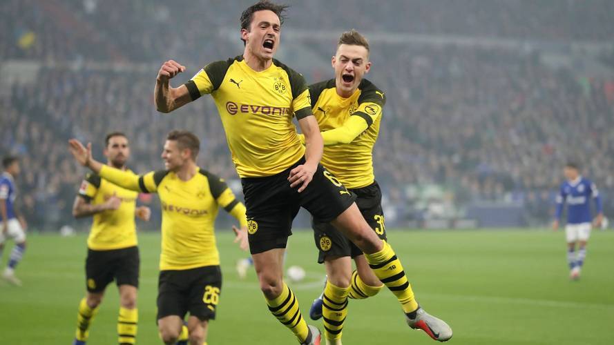 关于拜仁慕尼黑客场不敌多特蒙德，积分榜排第二的信息