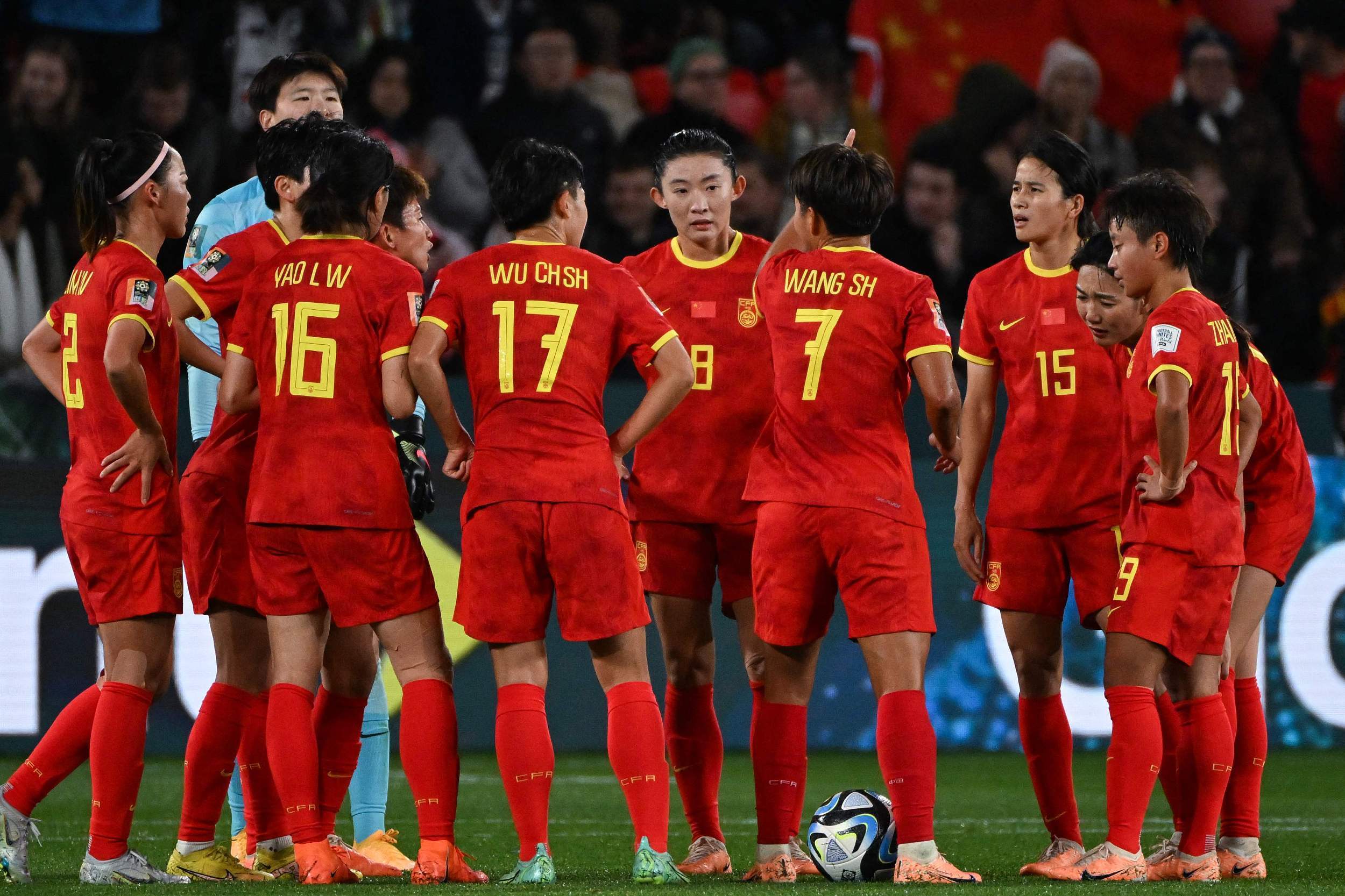 世界各国足球好手齐聚比赛，中国女足备战