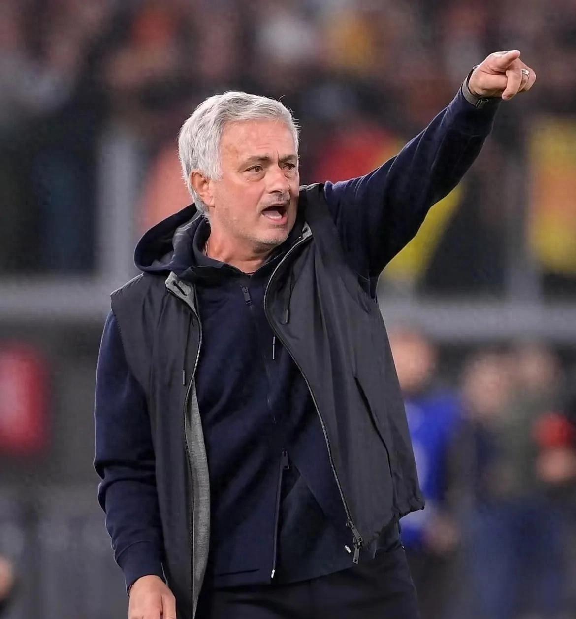 穆里尼奥领衔执教,球员赛场优异表现获高度评价 穆里尼奥领衔执教,球员赛场优异表现获高度评价