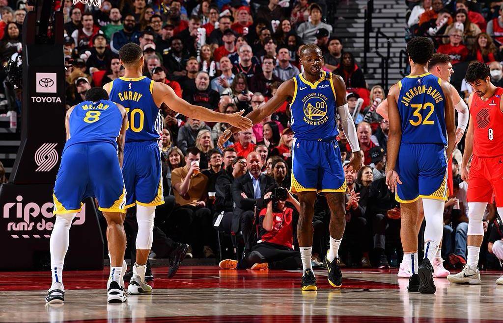 勇士主场大胜湖人,库里砍下三双表现抢眼 勇士主场大胜湖人,库里砍下三双表现抢眼