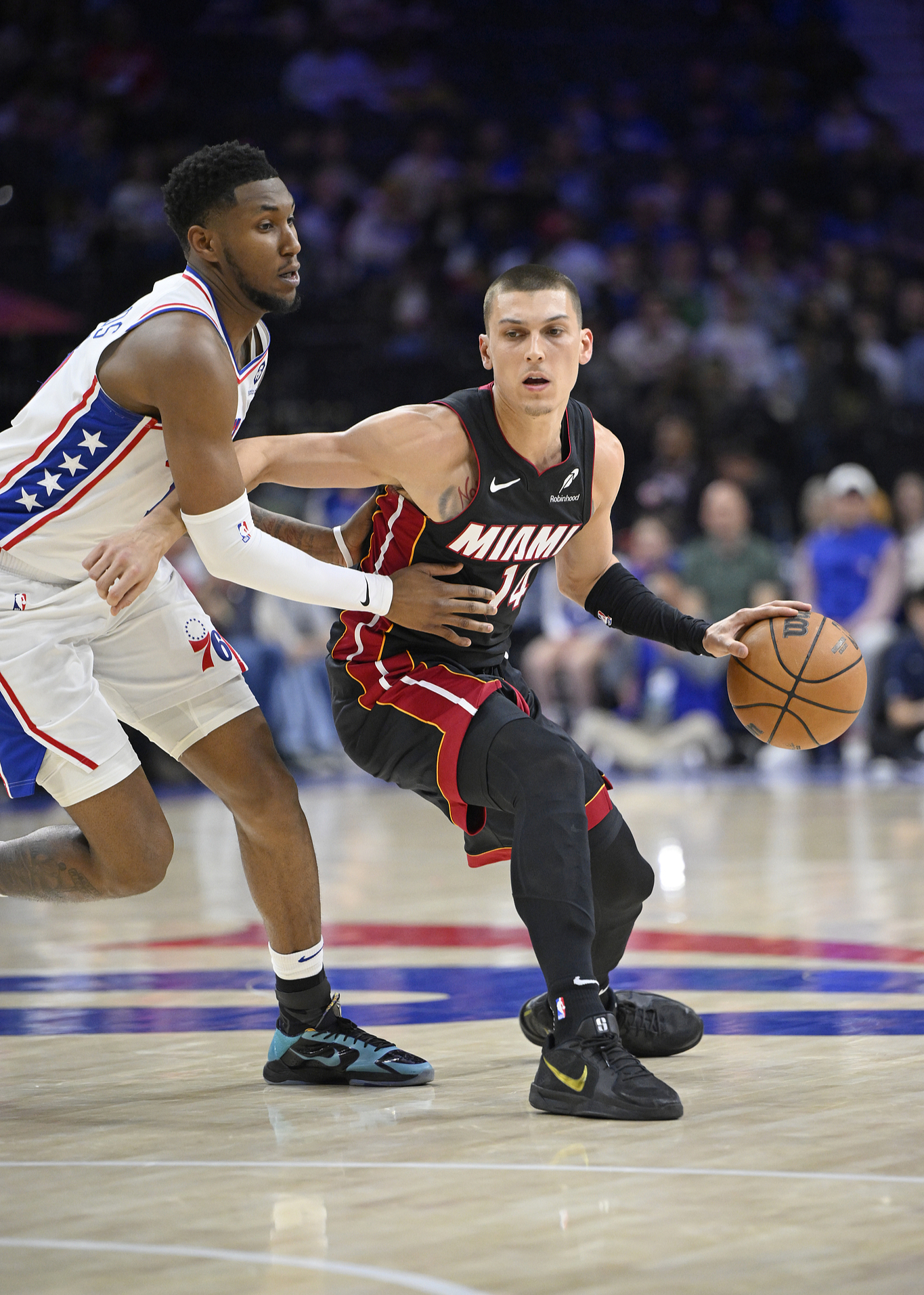 76人鏖战魔术,哈里斯制霸全场 76人鏖战魔术,哈里斯制霸全场