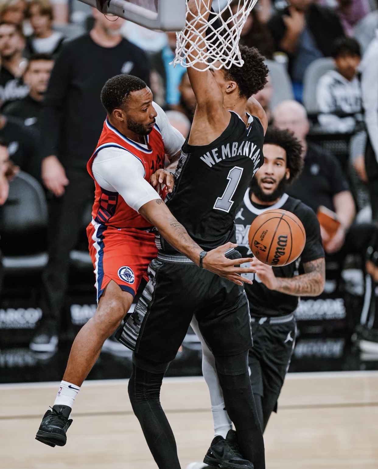 马刺主场逆转魔术,德罗赞三分球关键时刻致胜 马刺主场逆转魔术,德罗赞三分球关键时刻致胜