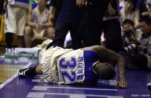 罗斯伤停在替补席看球，森林狼主场负爵士