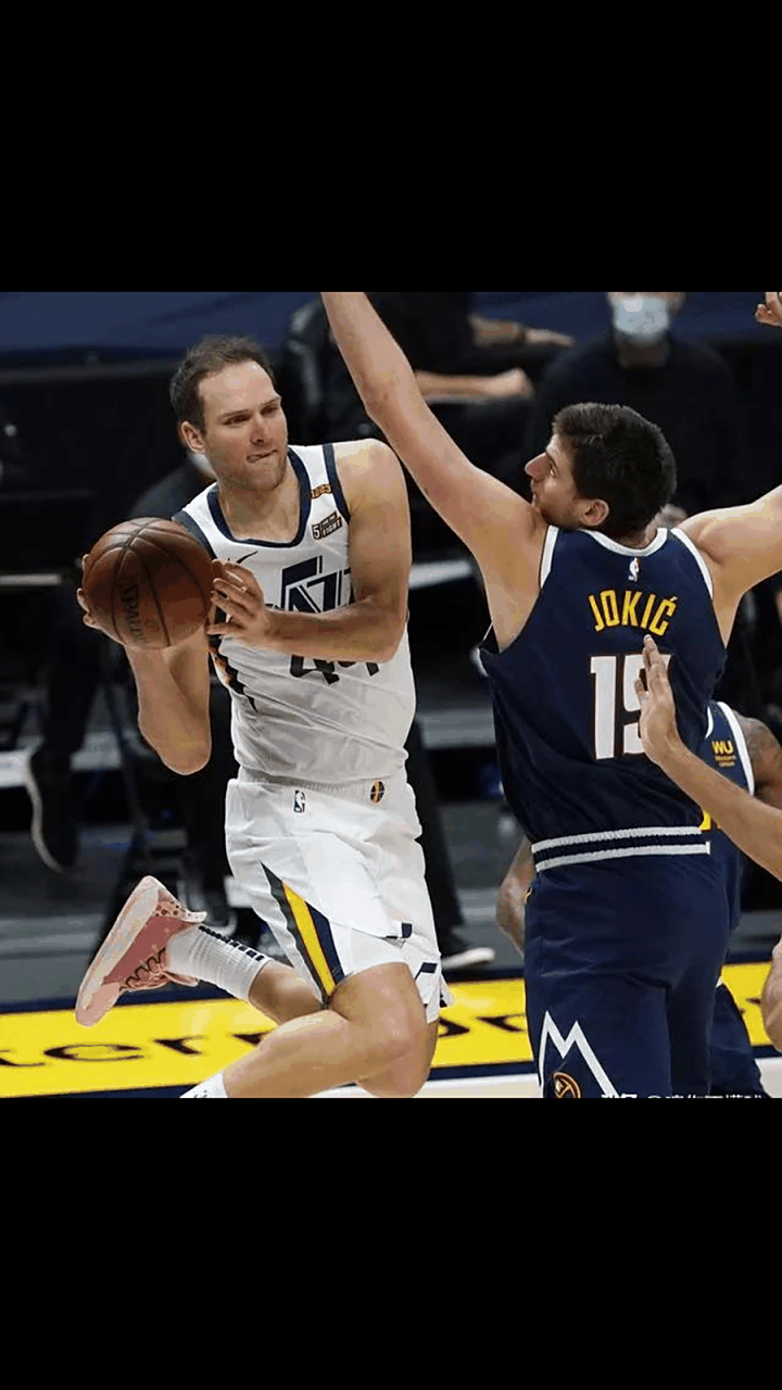 爵士击败掘金,米切尔砍下32分 爵士击败掘金,米切尔砍下32分